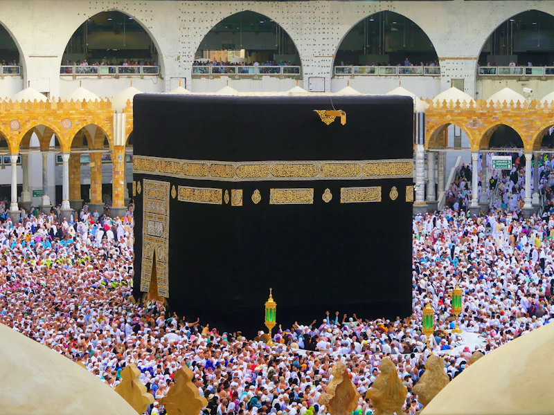 Die Kaaba in Mekka mit Pilgern