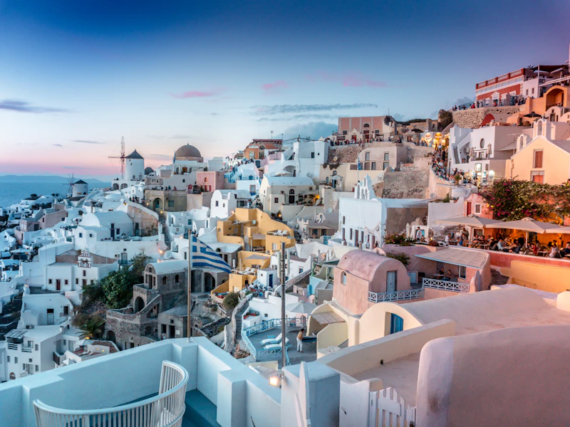 Weiße Häuser von Santorini am Hang