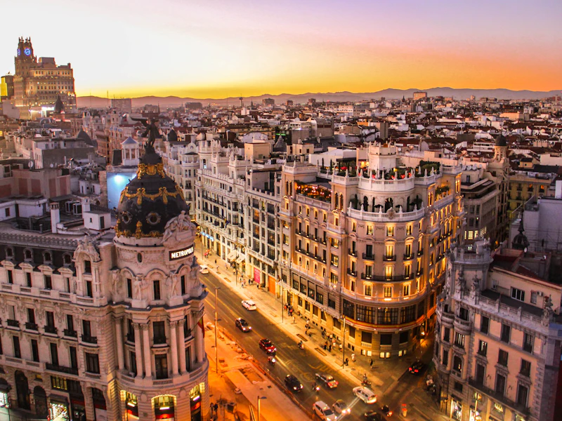 Gran Vía in Madrid bei Abendlicht