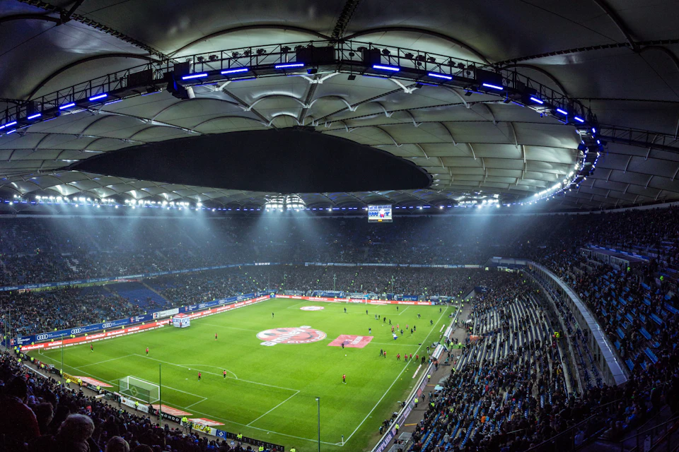 Fußballstadion bei Flutlicht
