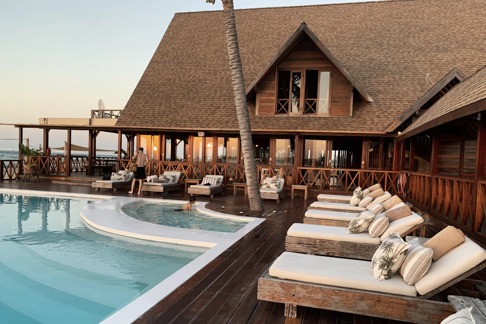 Elegante Resort-Anlage mit Pool am Meer