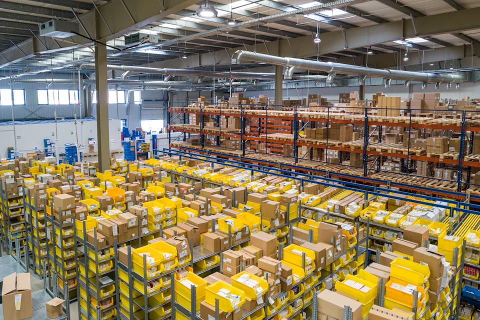 Logistikzentrum mit verpackten Sendungen