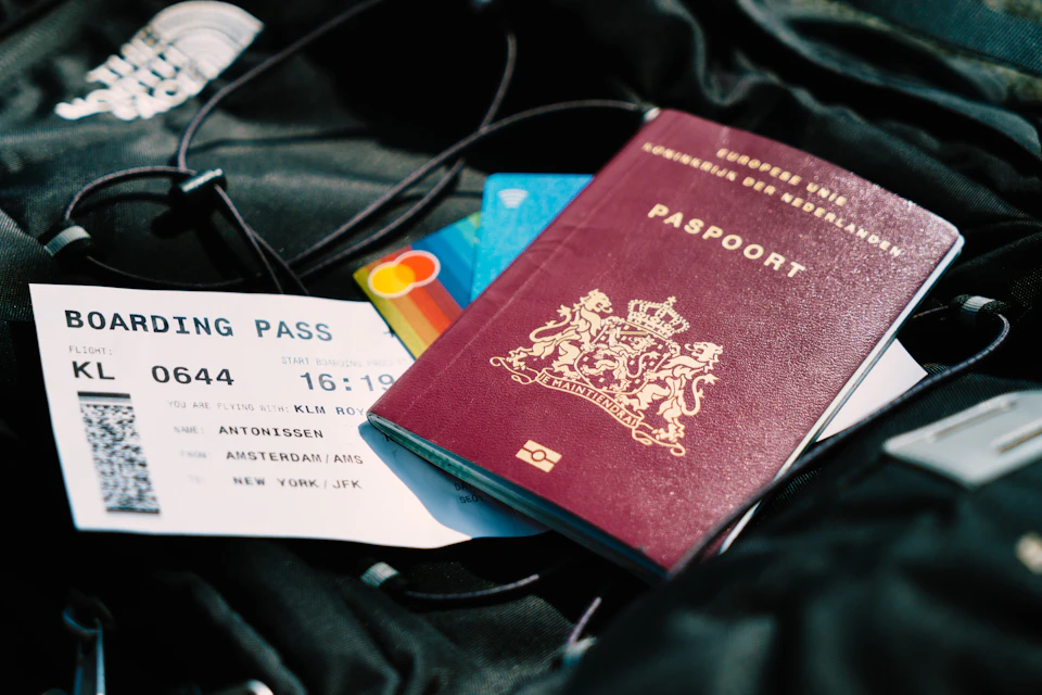 Reisepass mit Bordkarte auf einer Reisetasche